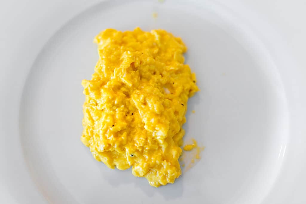 Mga Aso at Scrambled Egg: Mga Kalamangan, Kahinaan, at Mga Panganib